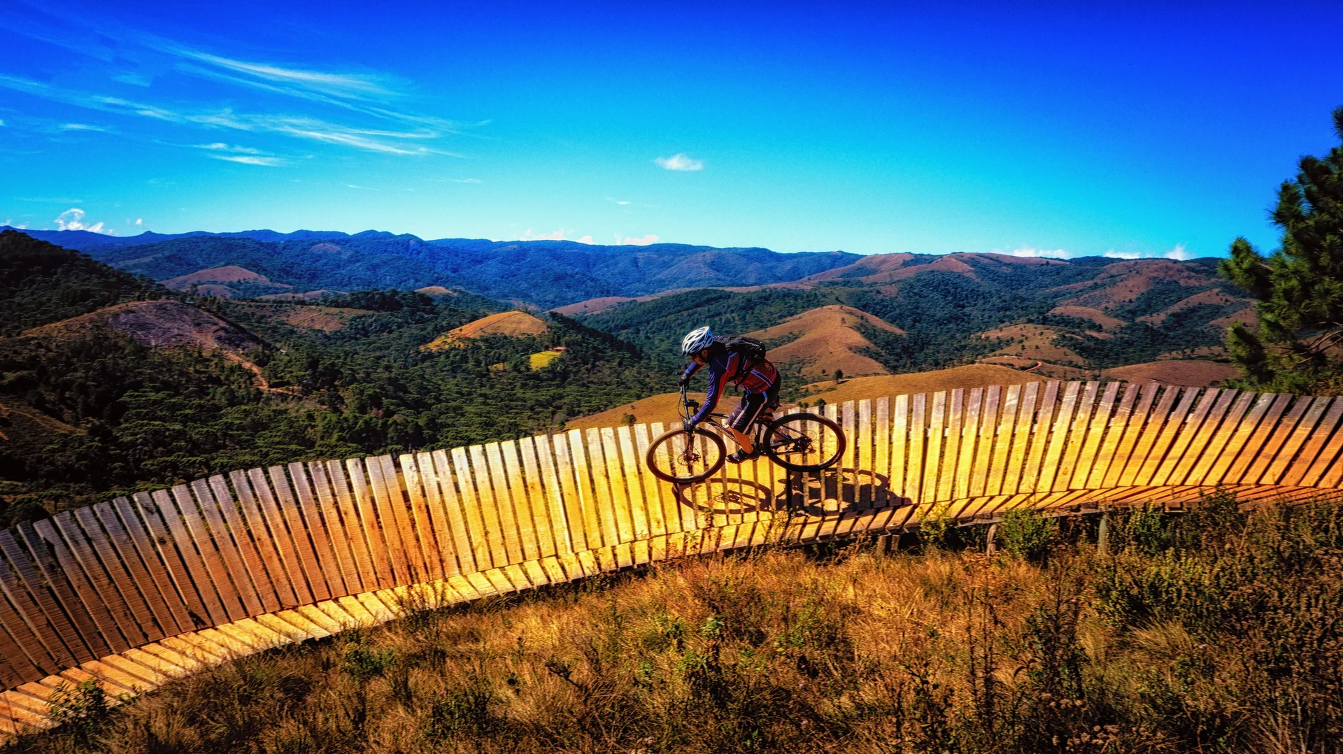 Mountainbiker fährt einen Wallride